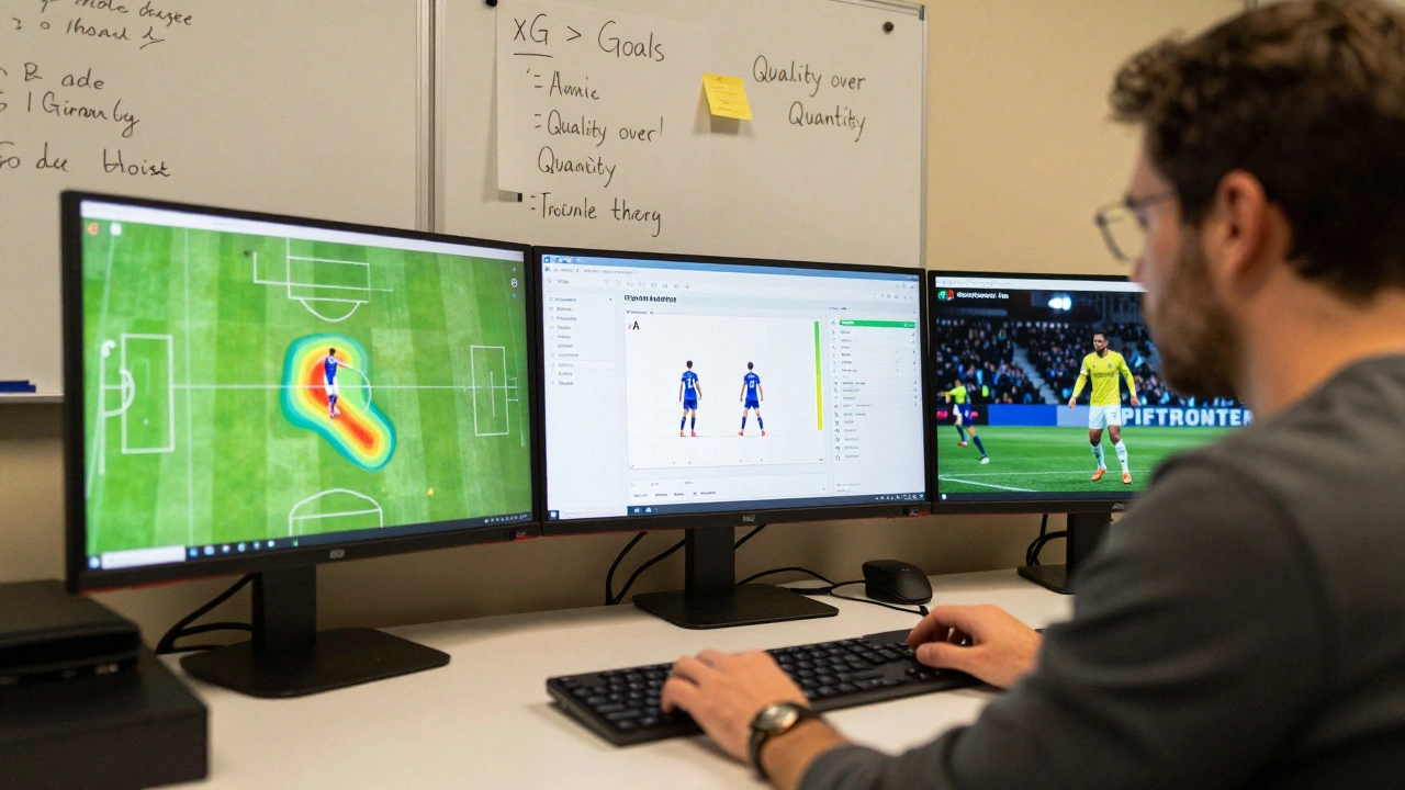 Тренер и аналитик изучают данные о футболистах на мониторах с тепловыми картами и графиками, на фоне белых досок с заметками.