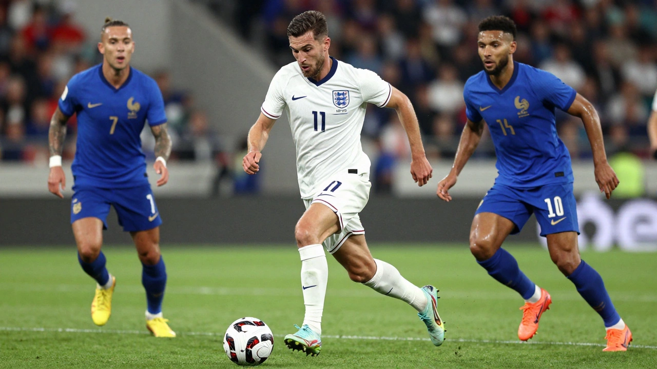 Игрок сборной Англии в белой форме атакует ворота соперника во время матча